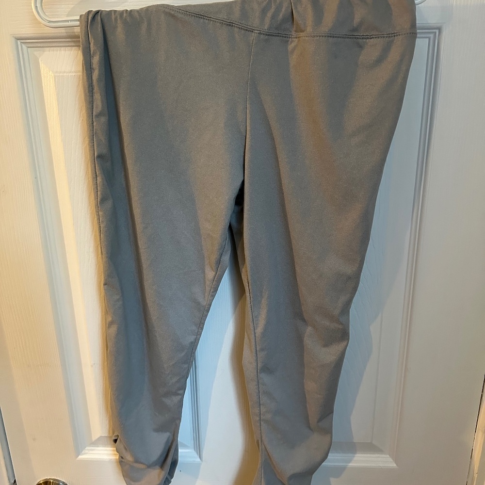 Ardene capri cut, workout pant, silver, scrunchy bottom, size medium